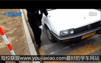 华茂驾校教练现场讲解坡道定点停车与起步视频